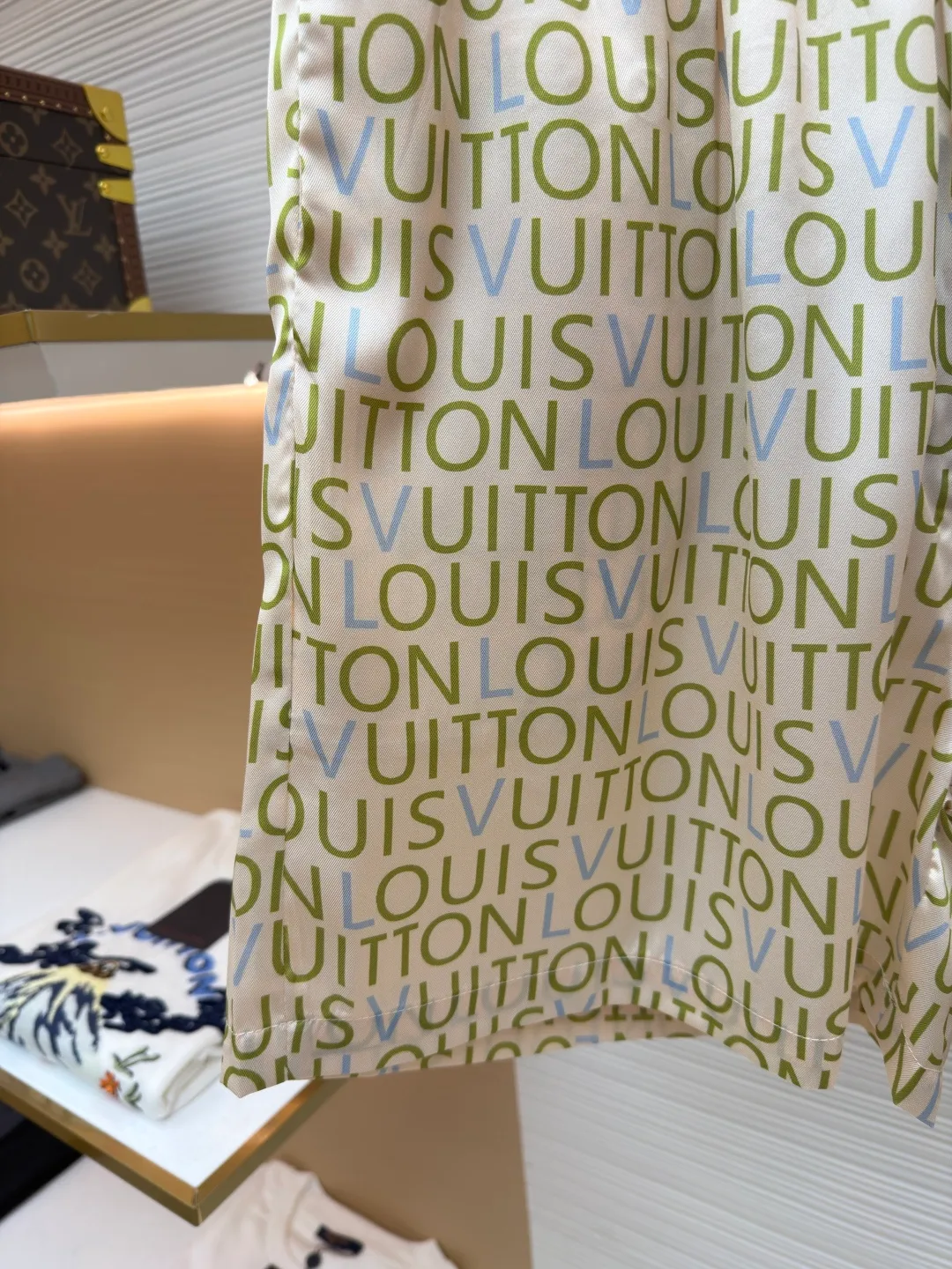LOUIS VUITTON full-print letter shorts ●Item number: 1682540-A60 ●Fabric: cotton fabric ●Technology: printing production ●Color: apricot ●Version: fitted version ●Weight: about 165 grams ●Size: 45-48-50-52 ●Description: Made of high-thread-count pure cotton poplin fabric. The fabric is treated with pre-washing water and feels smooth and breathable. It has good drape and stiffness, and is not easy to wrinkle and deform. The brand letter pattern printed all over the body of the garment is produced using digital direct printing technology. The color reproduction is high and the pattern is delicate. It is not easy to fade and smudge after high-temperature fixation treatment. The letters are neatly arranged to highlight the brand recognition. The shirt is designed with a Cuban collar, the neckline is smooth and natural, and the buttons at the placket are made of custom mother-of-pearl buttons, which have a warm and shiny texture. The overall cut is a loose silhouette, the shoulder joints are flat-stitched, the stitching is straight and fine, the cuffs are short-sleeved cuffs, and the details are exquisite. The customized accessories and three labels are complete, making it easily suitable for casual vacations and daily outings. The overall wiring is straight and delicate, the fabric is comfortable and soft, and the color is consistent without color difference. It can be matched with the same style to create a fashionable look and control various occasions. Customized accessories, complete with three standards, same style for men and women!